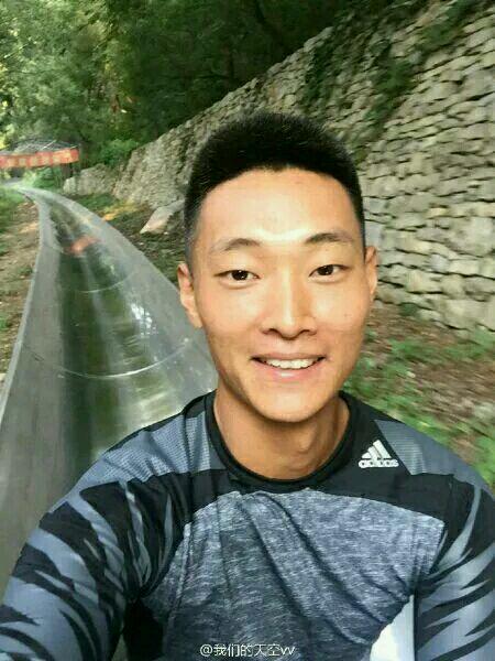 皇岗海关截获30公斤紫檀原木:xc sports(图2) xc sports